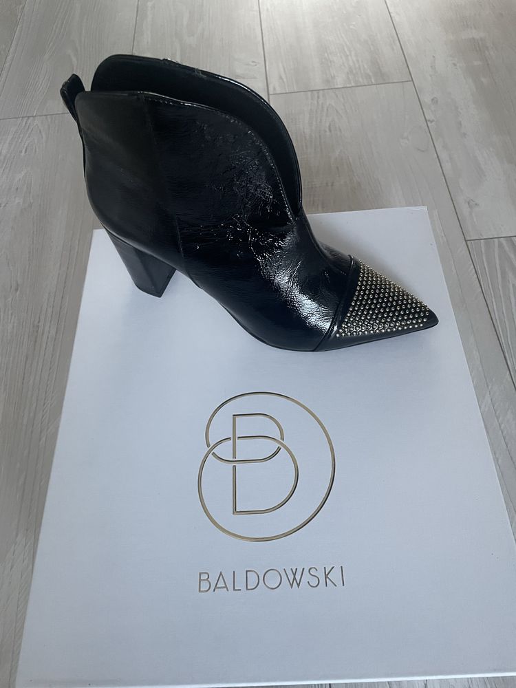 Nowe lakierowane czarne botki Baldowski roz. 37