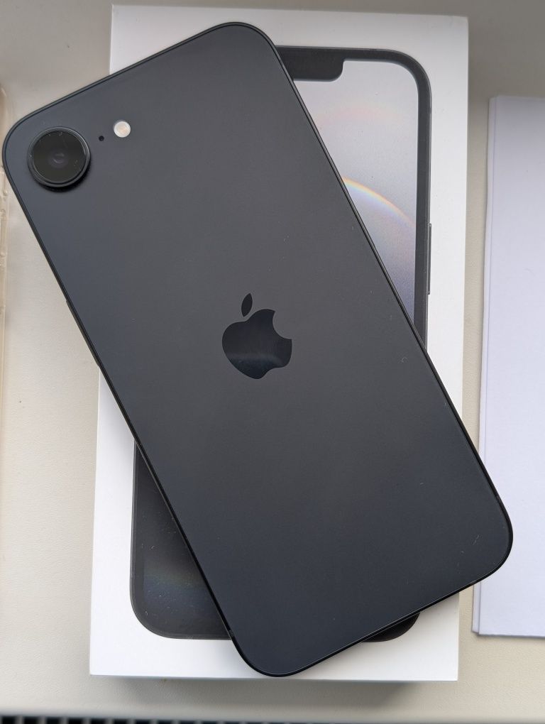 Ідеальний iPhone 16e 256 GB + case. Офіційна європейська версія