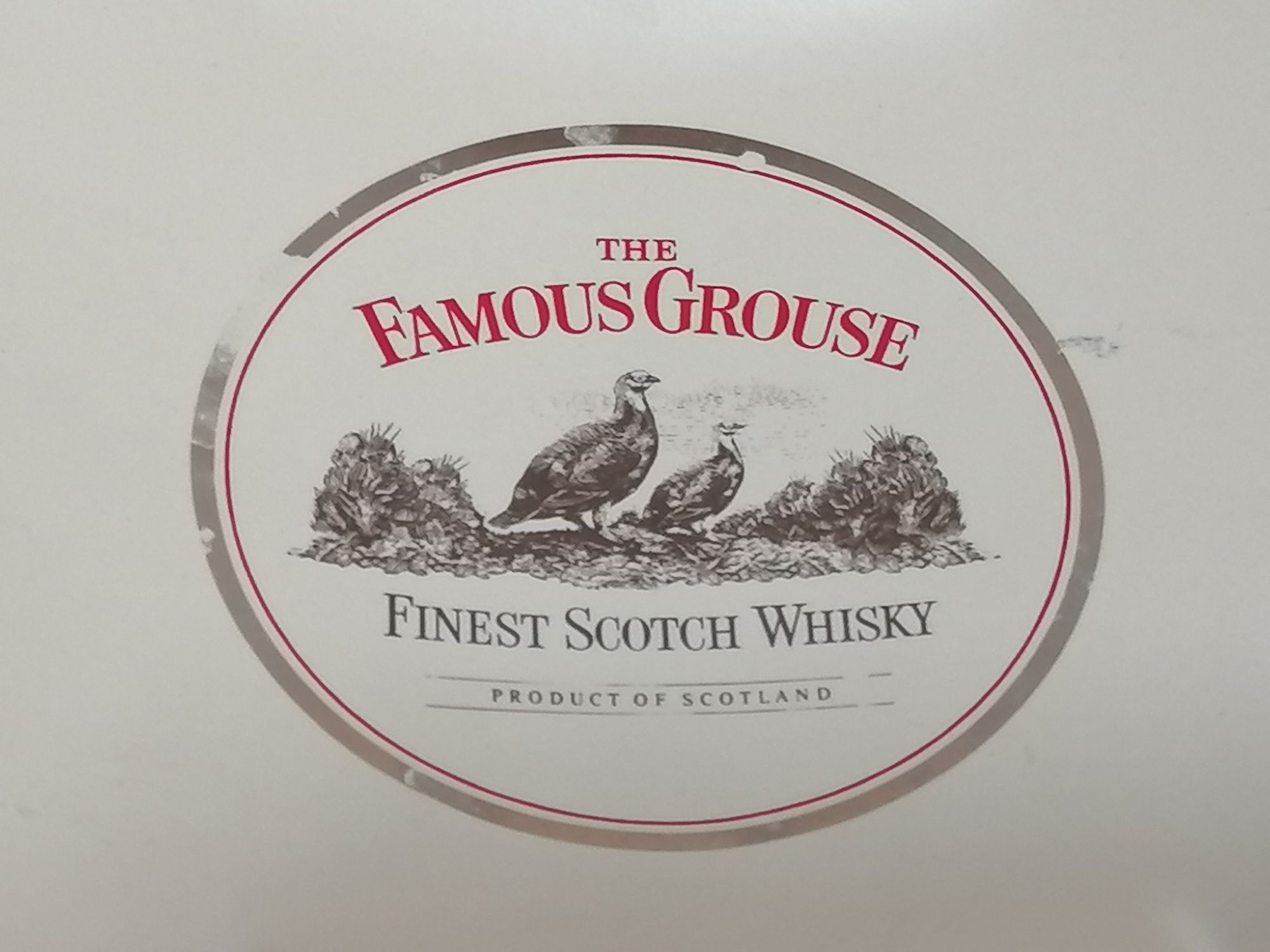 Cinzeiro em porcelana da marca de whiskey Famous Grouse