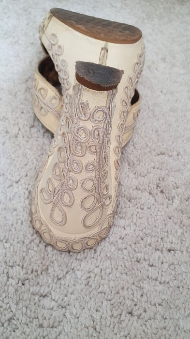 Klapki obcas skóra naturalna haft śmietanka rozm 39