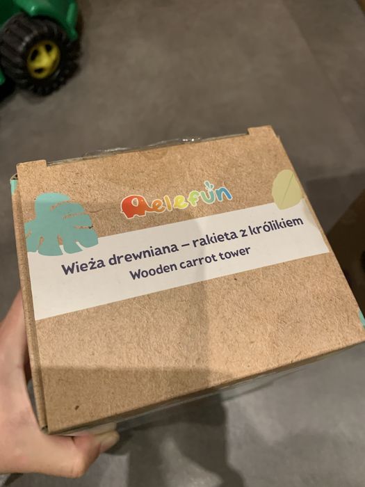 Drewniana wieża rakieta z królikiem