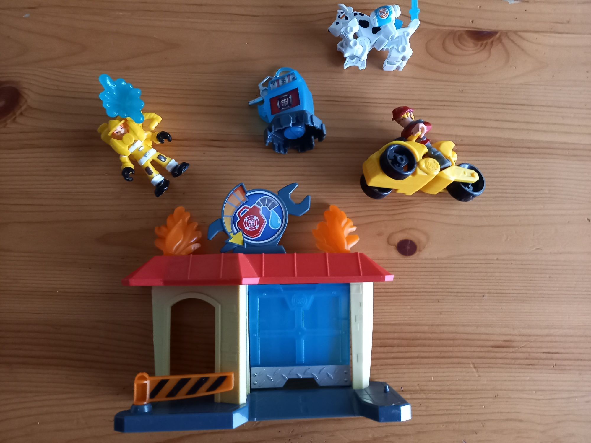 Transformers Rescue Bots warsztat/straż plus figurki