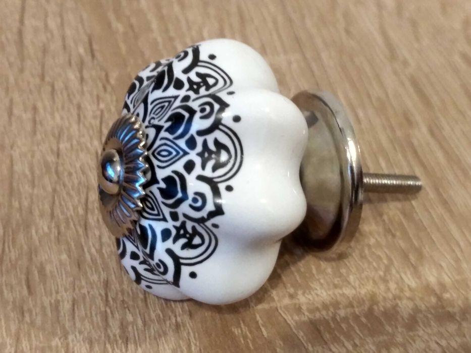 Jasna gałka z czarnym wzorem.Ceramiczny dla Szuflad