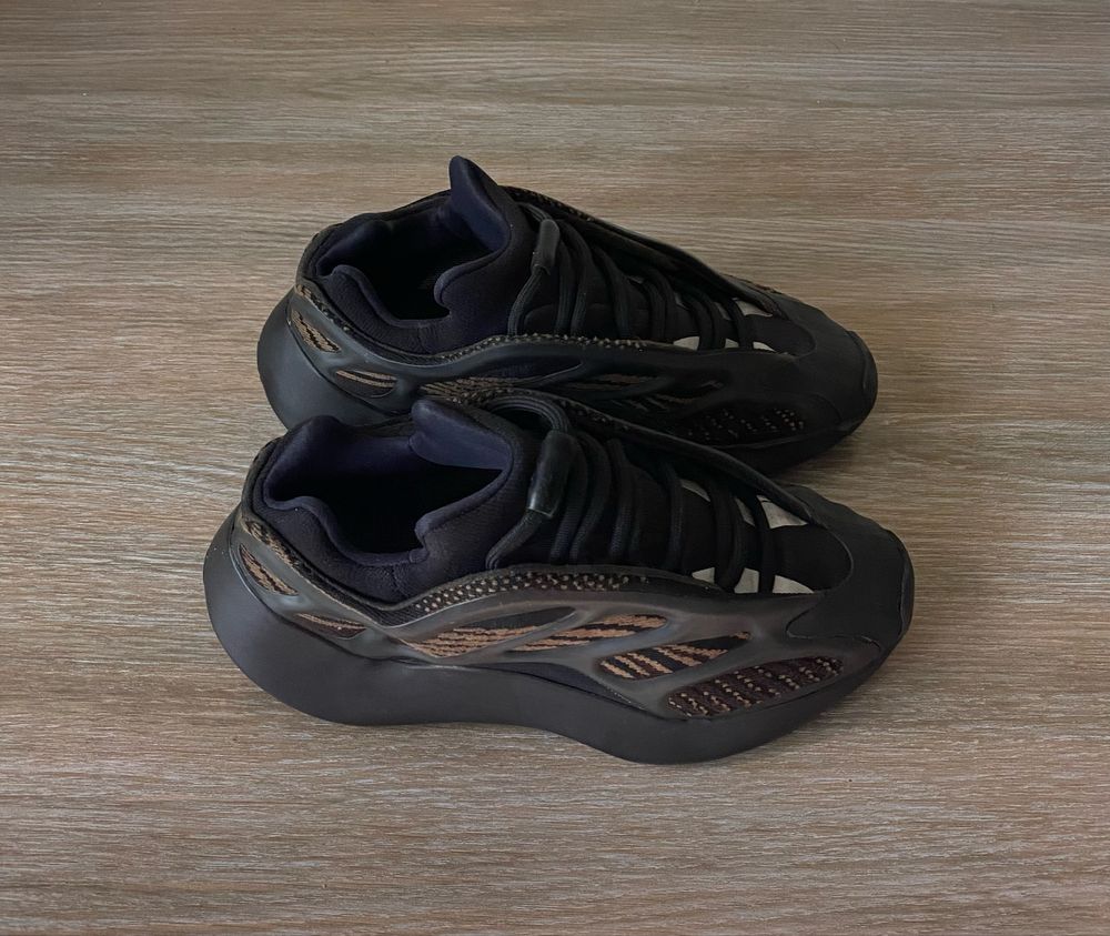 Кроссовки Adidas Yeezy 700 v3 black p 36 оригинал