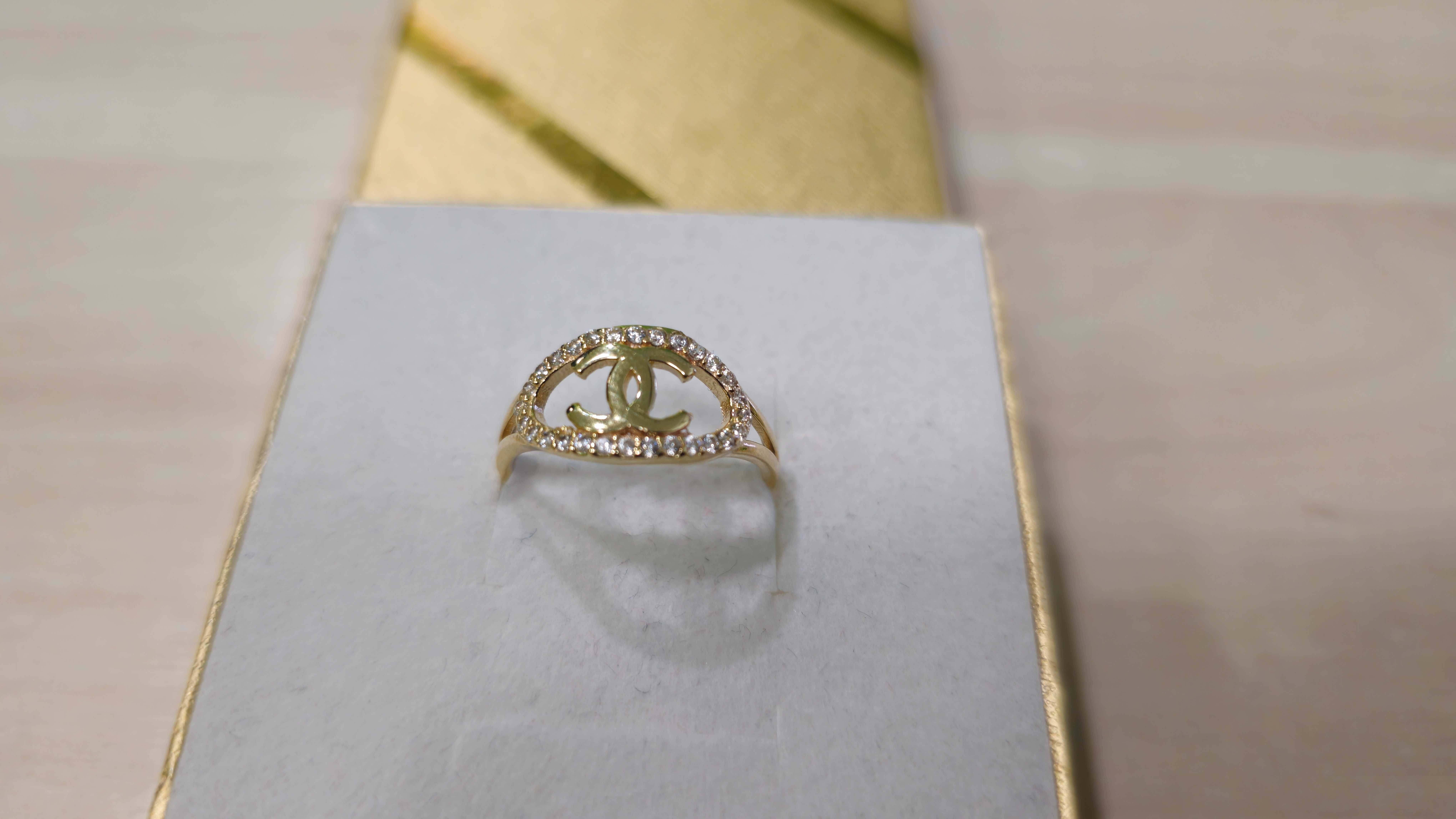 Nowy pierścionek Chanel z podwójnym znakiem PR 585