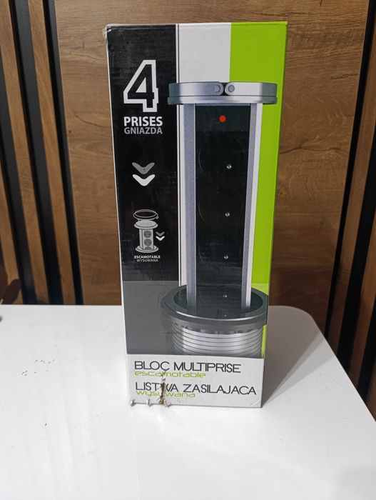 Gniazdo podblatowe wpuszczane z 4 gniazdami