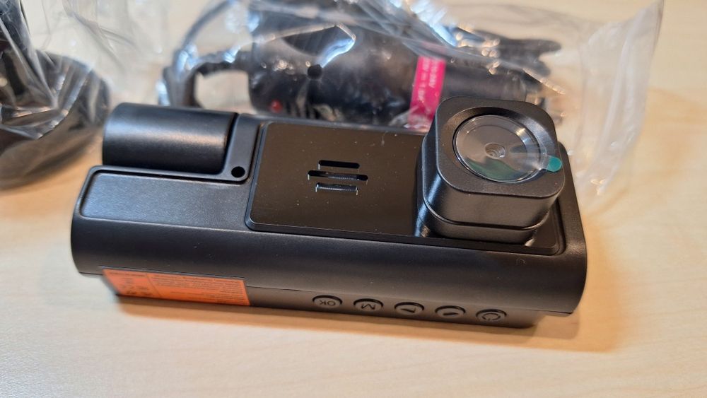 Автомобільний відеореєстратор на 2 камери, з екраном, USB-C