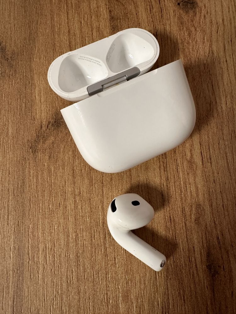 Робочий кейс та лівий навушник AirPods4