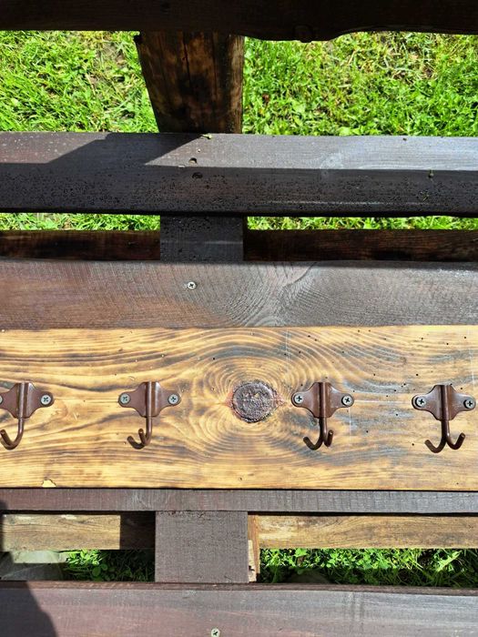 Rustykalny wieszak ścienny z podkowami – rękodzieło