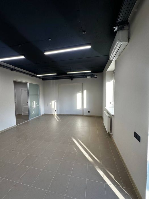 Оренда фасадного приміщення 52 м2 біля Арсену