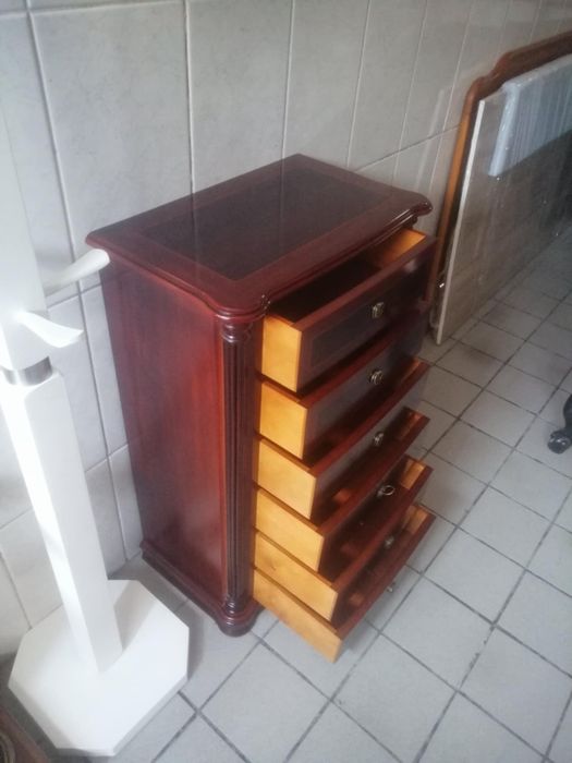 Camiseiro decorativo em mogno.