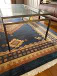 Mesa de centro em metal com tampo em vidro