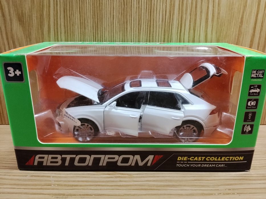 Модель Audi q8 1:32 Автопром металл свет звук инерция Ауди  машинки