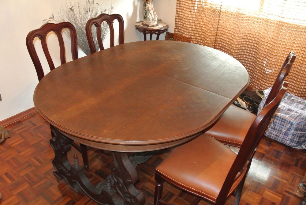 Mesa de jantar em madeira trabalhada para 6 pessoas (sem CADEIRAS)