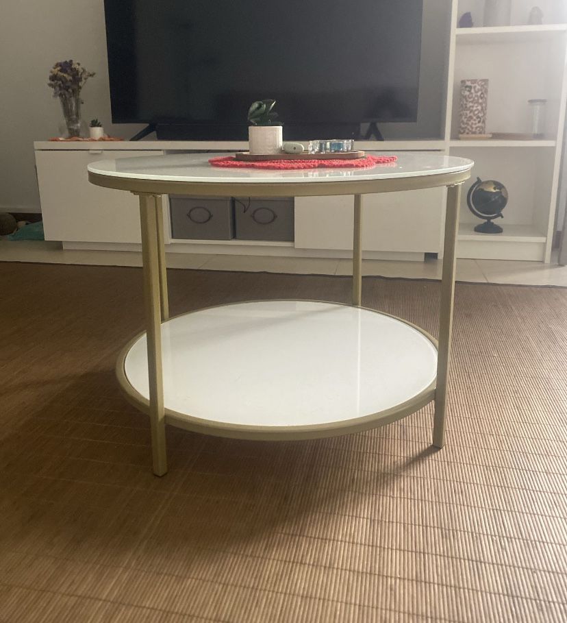 Mesa de centro branca e dourado
