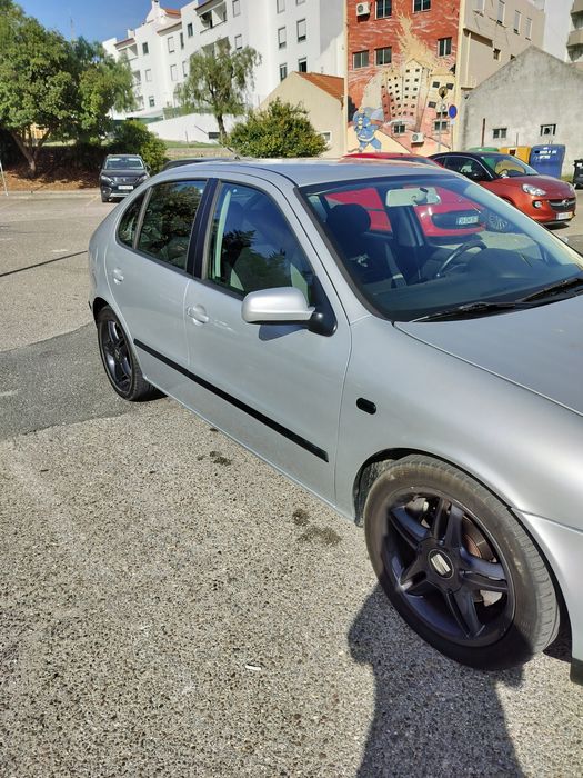 SEAT Leon cinza 2002