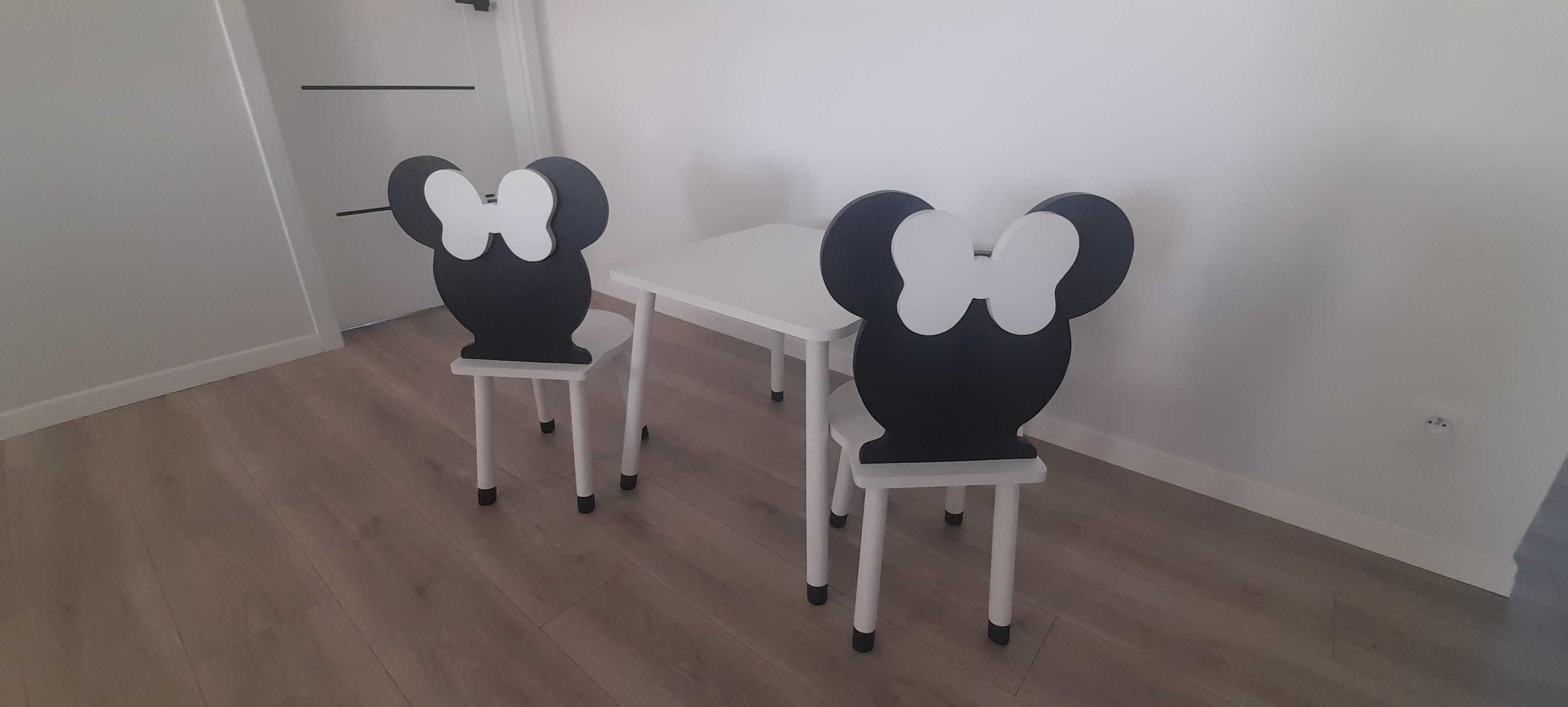 Śliczny zestaw Myszka Minnie drewniany stolik + 2 krzesełka