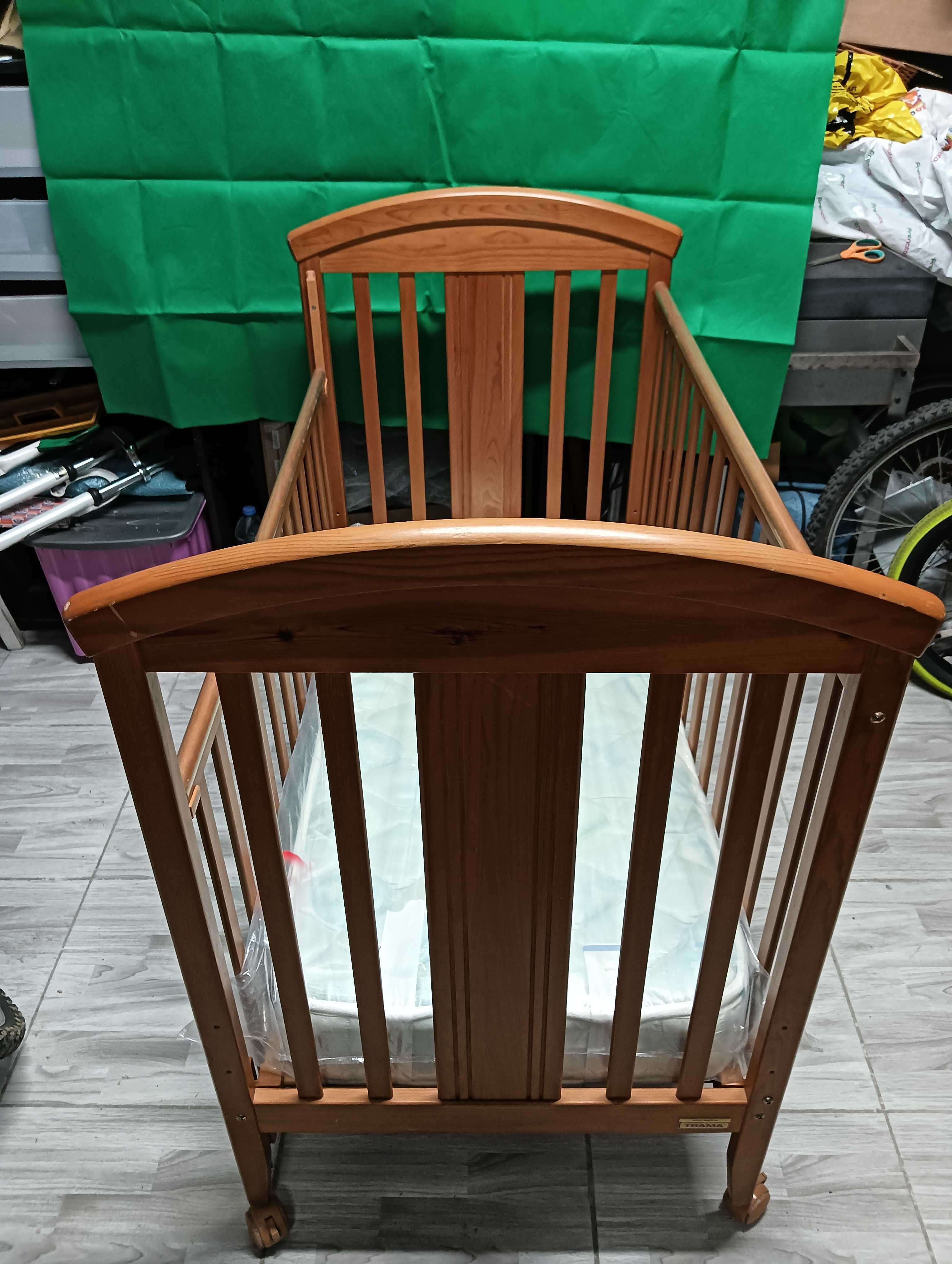 Cama de bebê em pinho