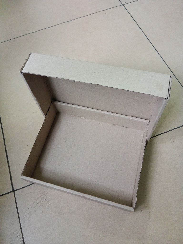 Коробка для небольших посылок и подарков