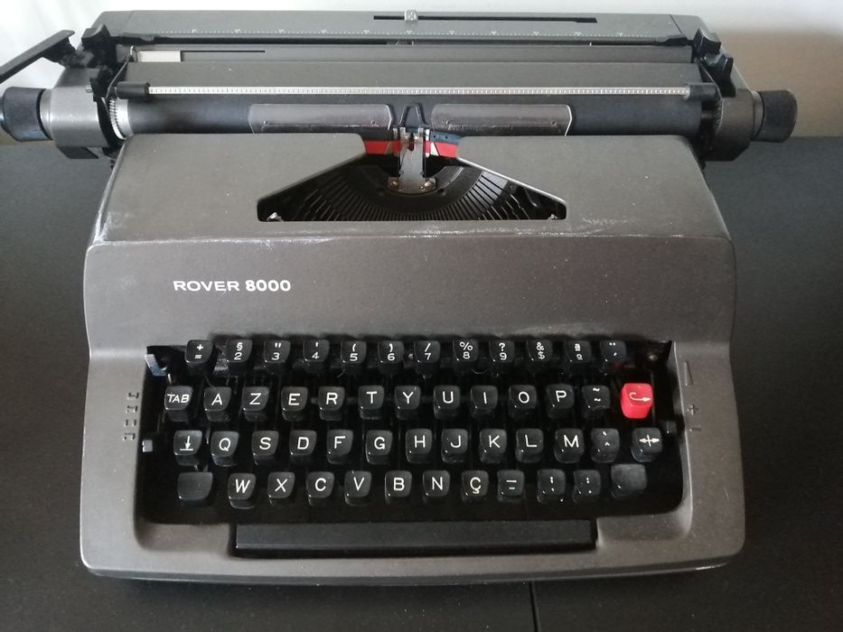 Màquina de escrever ROVER 8000 a funcionar