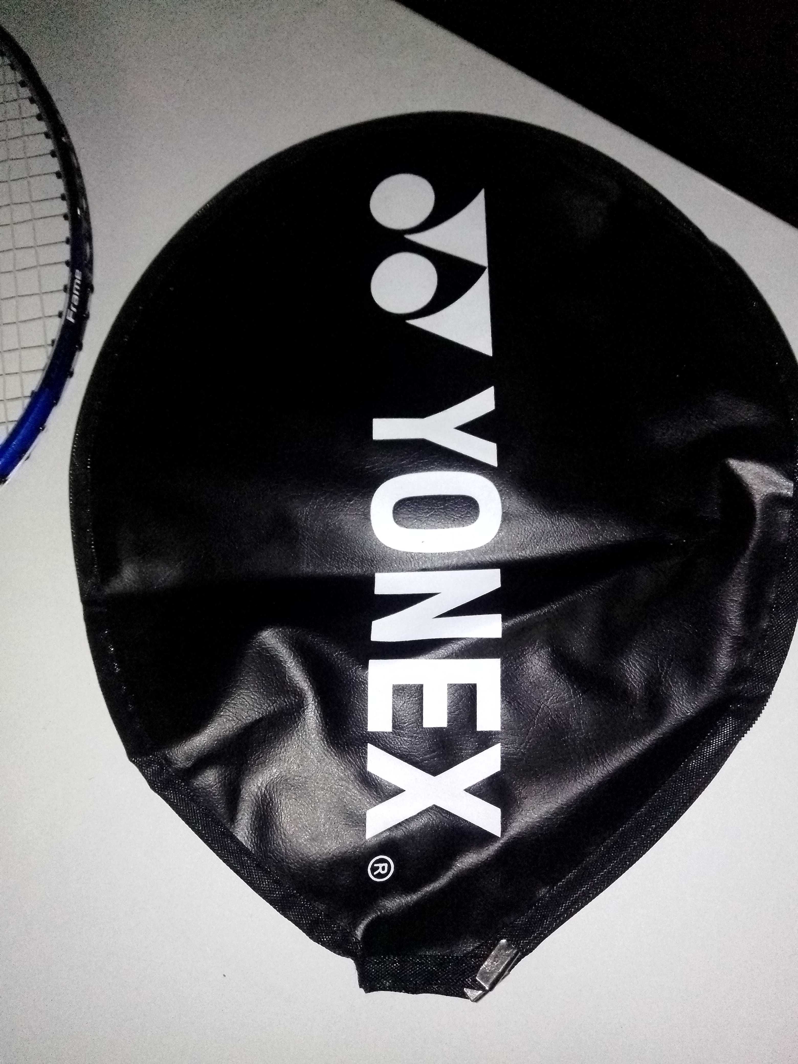 Raquete de badminton yonex.