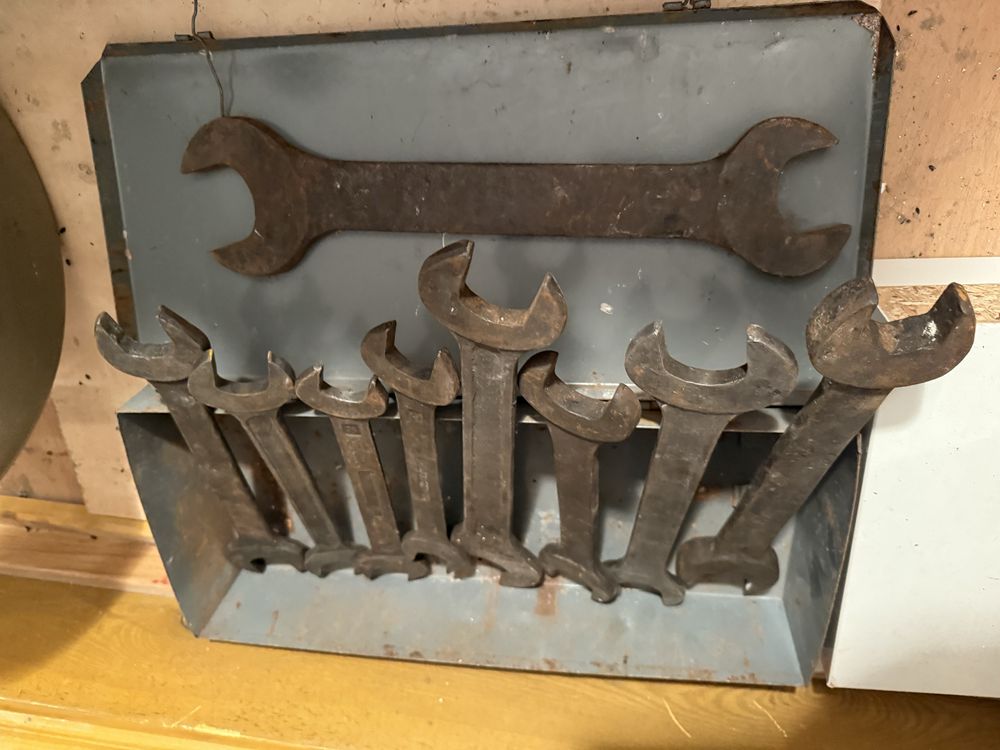 Zestaw kluczy płaskich PRL w metalowej skrzynce