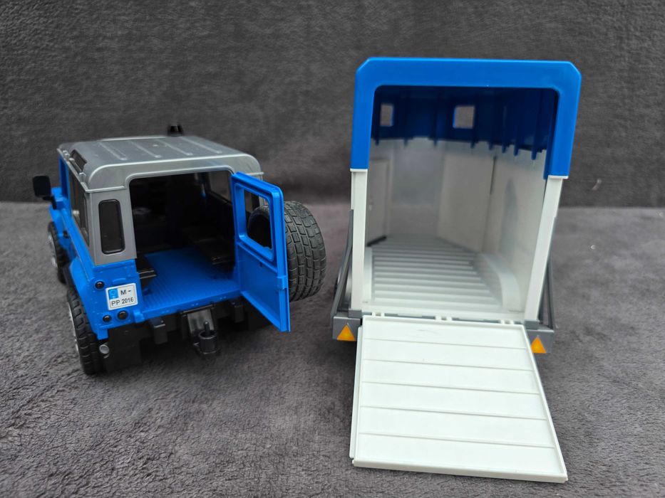 Bruder Land Rover z przyczepą