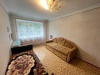 Трикімнатна квартира на Виставці.Середній поверх.