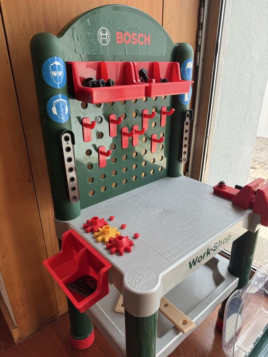 Bancada de trabalho Bosch para criança.  Brinquedo. Theo Kline