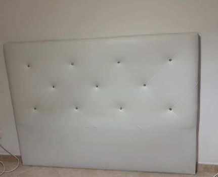Cama de casal com cabeceira estofada