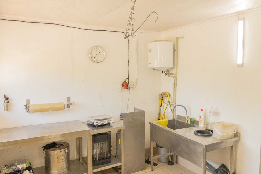 Продаж ферми з підсобними приміщеннями