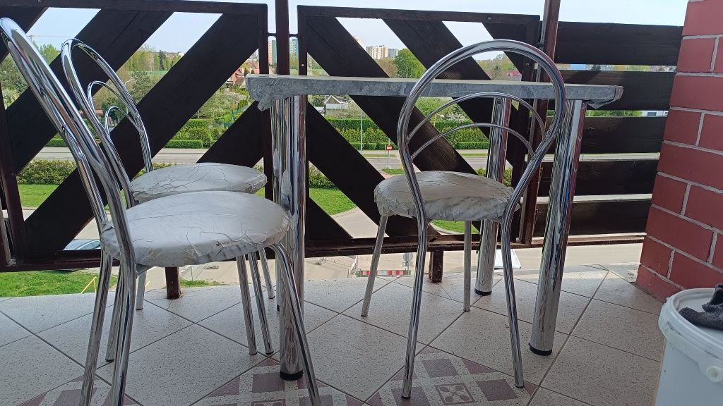 Meble kuchenne na balkon stół i krzesła metalowe