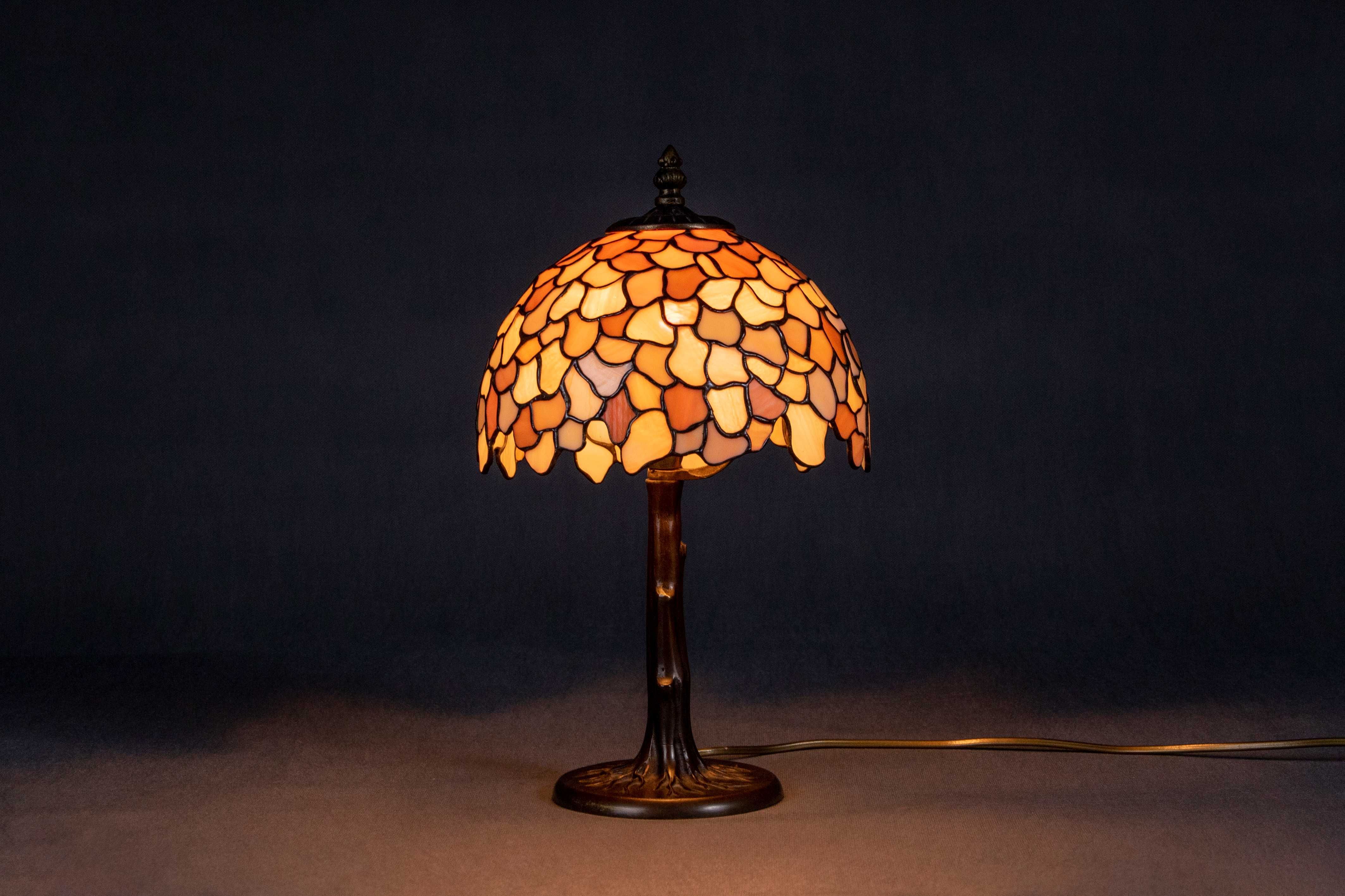 Mosiężna lampka nocna / na komodę z kloszem w stylu Tiffany