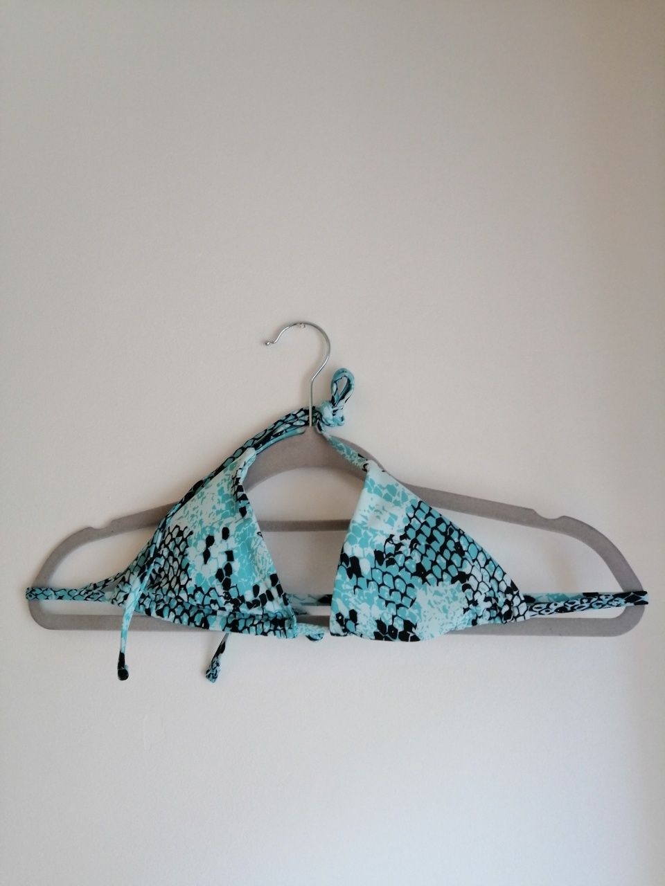 Bikini triangular estampado cobra + camisola curta