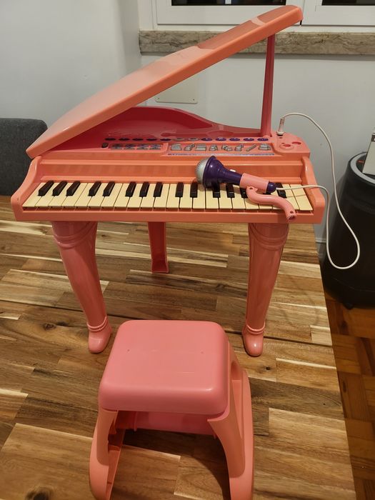 Piano bruin com banco