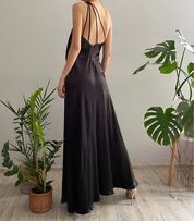 Długa elegancka satynowa sukienka wieczorowa maxi na jedno ramię