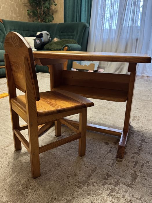 Деревяний стіл та стільчик