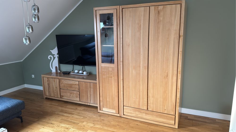 Komplet mebli z litego jesionu – szafa, witryna, szafka RTV