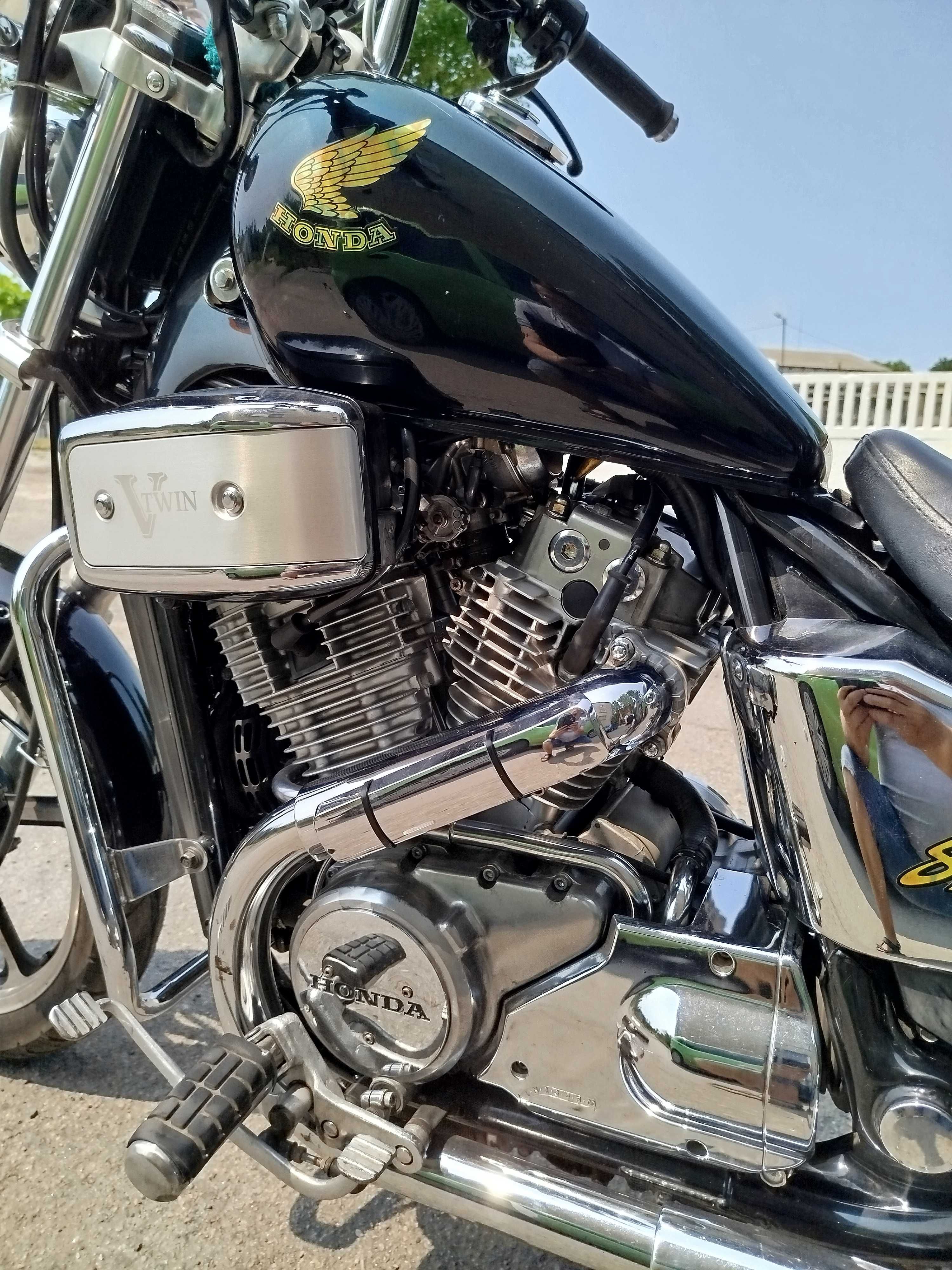 Продам мотоцикл Honda VT700C.