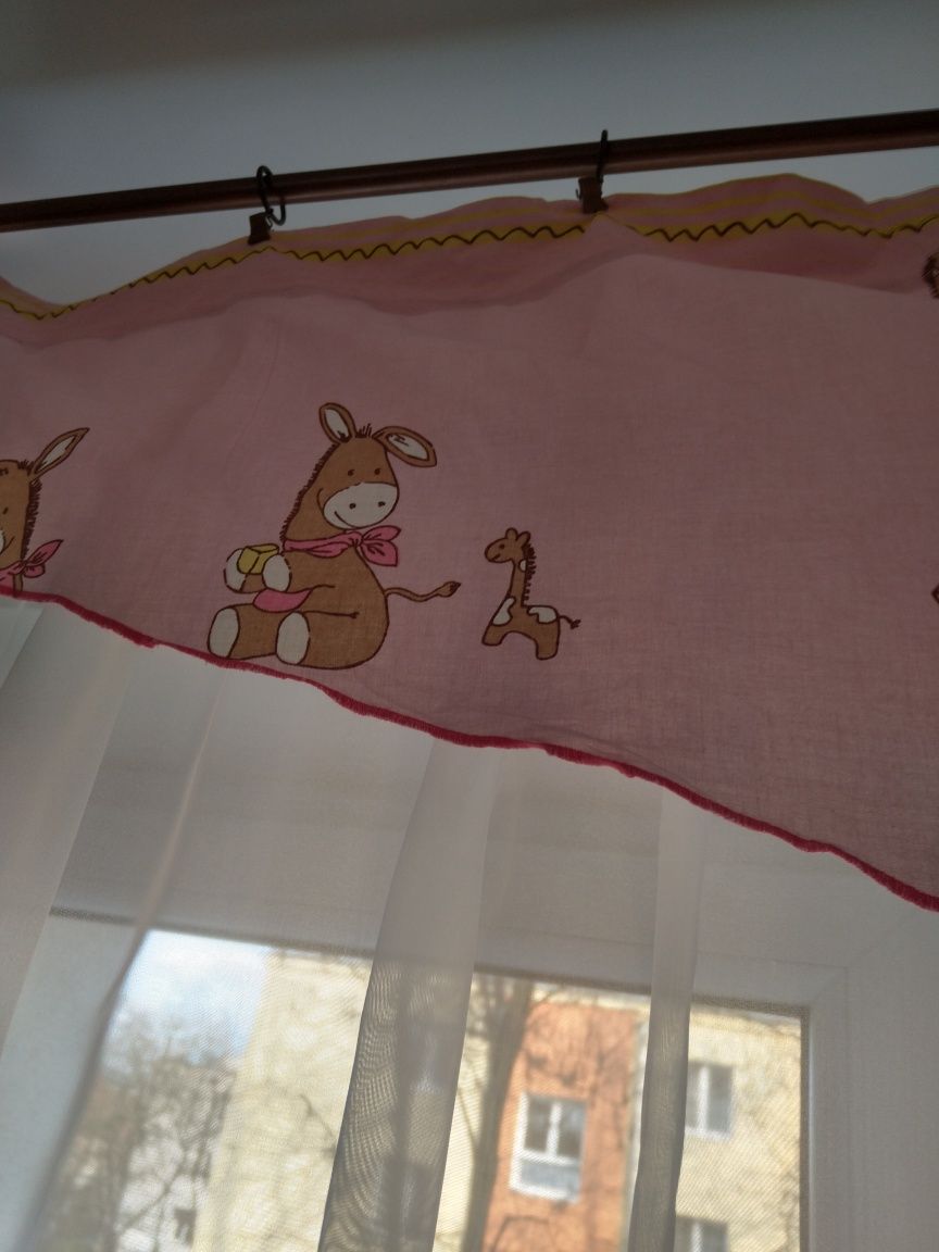 Firanka gotowa do pokoju dziecięcego z różowym obszyciem 160x150 cm