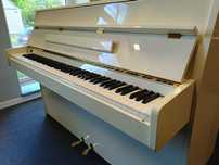 Białe pianino Kawai