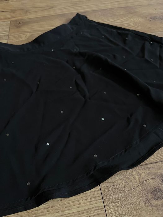 Czarna spódniczka z ozdobnymi cekinami