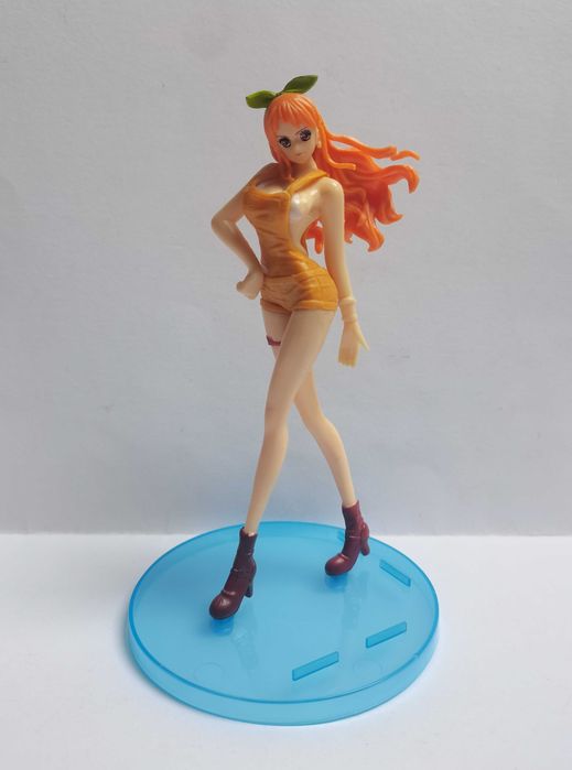 Stojąca figurka Nami (anime One Piece) wraz z podstawką