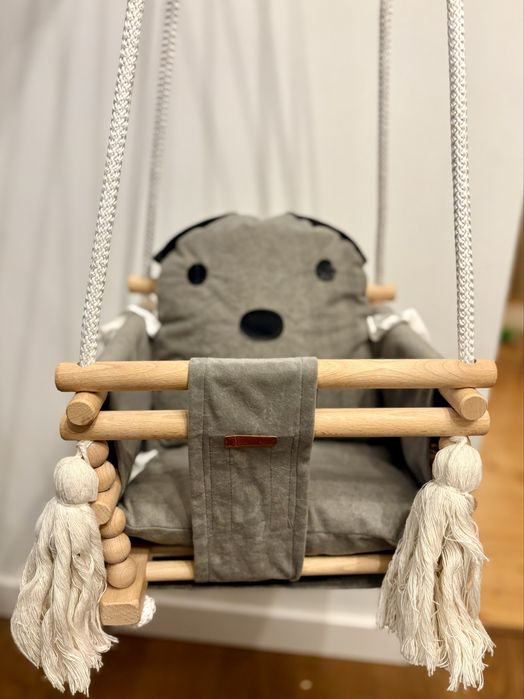 Drewniana hustawka dla dziecka