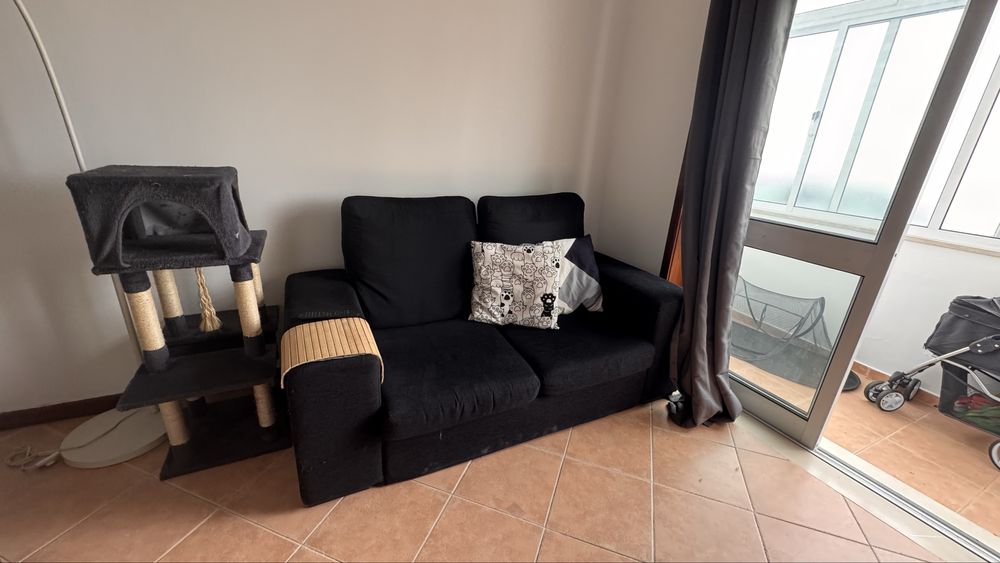 Sofa em tecido preto