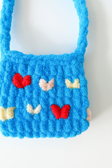 Torebka dla dziewczynki ręcznie wyplatana z przędzy