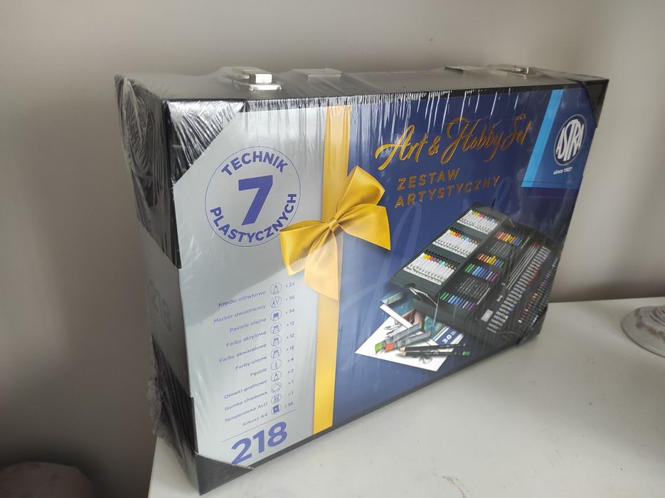 Zestaw artystyczny w walizce drewniana farby kredki Astra 218 szt.nowe