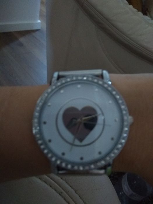 Relógio prateado com brilhantes e bracelete metálica.oferta portes .
