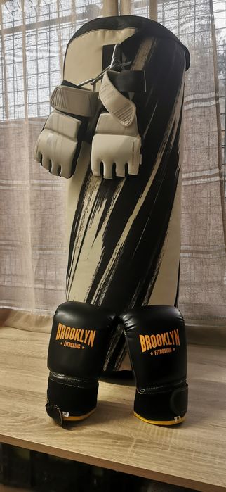 Saco de boxe e luvas