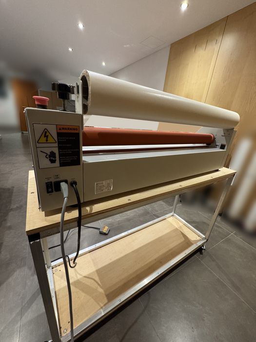 Laminadora da mesa DRYTAC JM34 com a mesa de apoio